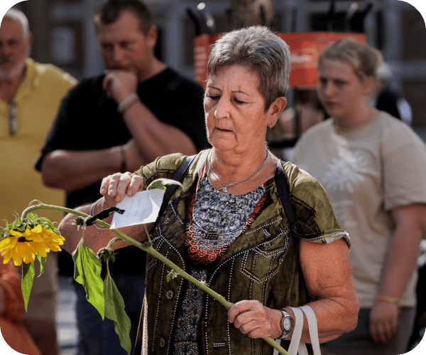 vrouw met zonnebloem