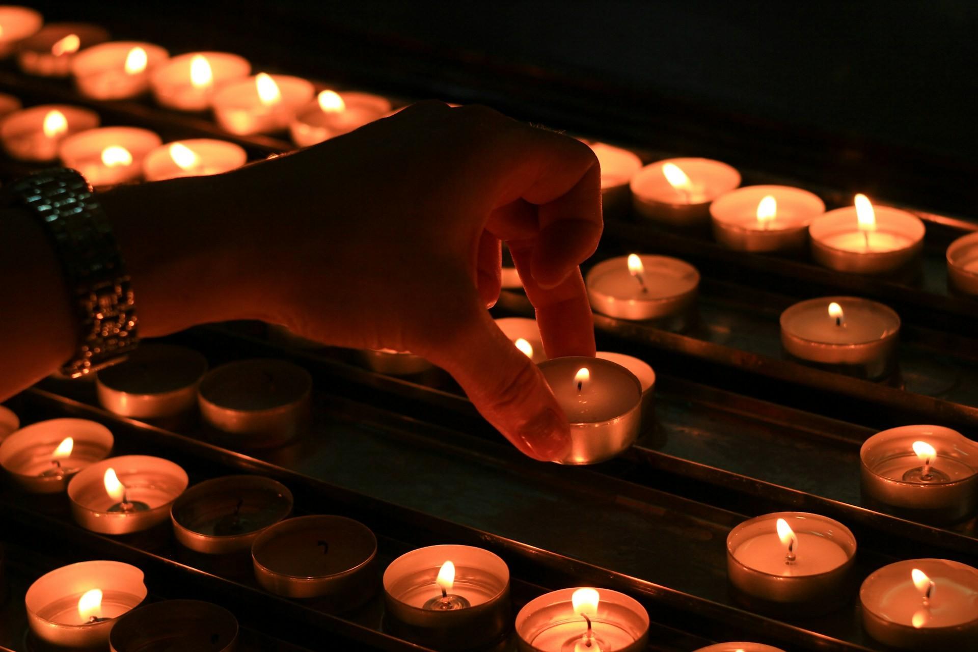 kaarsjes en hand