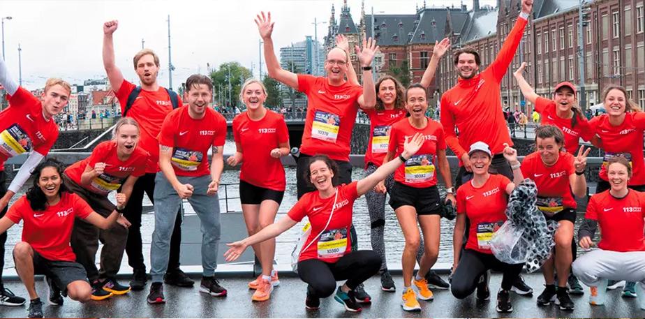 Groep mensen die een donatieactie voor 113 organiseert.